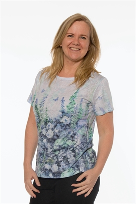 Mudflower T-shirt i blå med små sten og blomster 